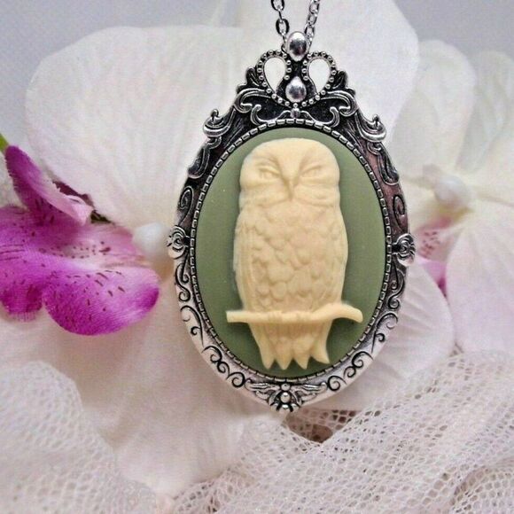 Cameo green Irish Celtic festival Rockabilly Goth Owl Cameo Silver Necklace Pin - Picture 1 of 5